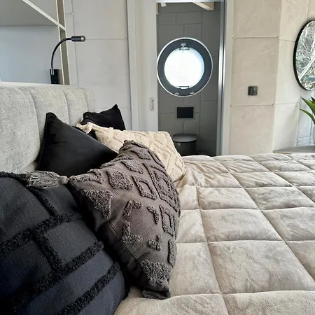 Botel Luxus Floating Shanti 2
