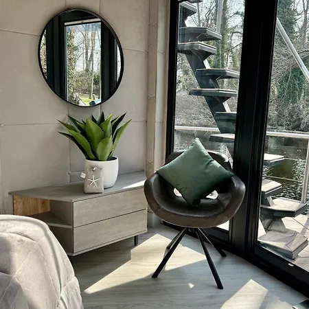 Luxus Floating Shanti 2 * Gallin