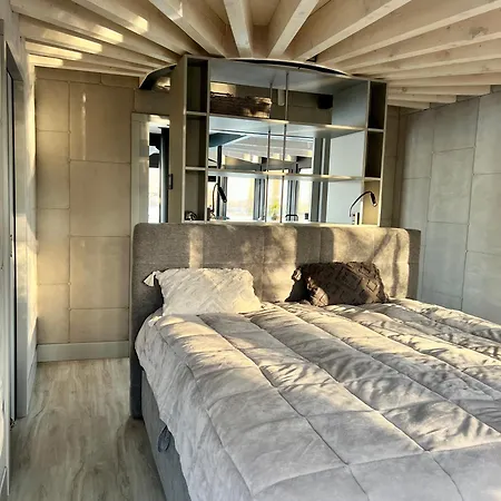 Luxus Floating Shanti 2 * Gallin