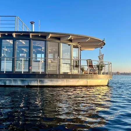 Botel Luxus Floating Shanti 2