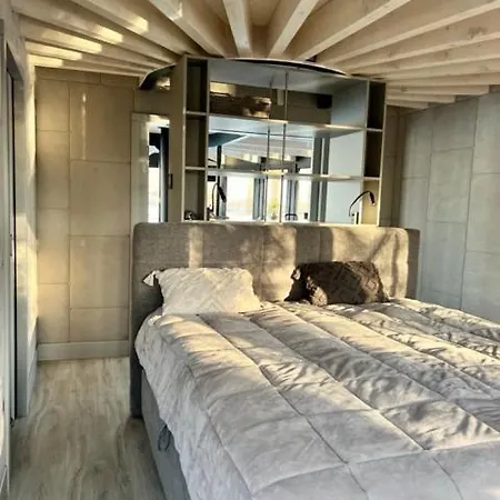 Botel Luxus Floating Shanti 2 Gallin
